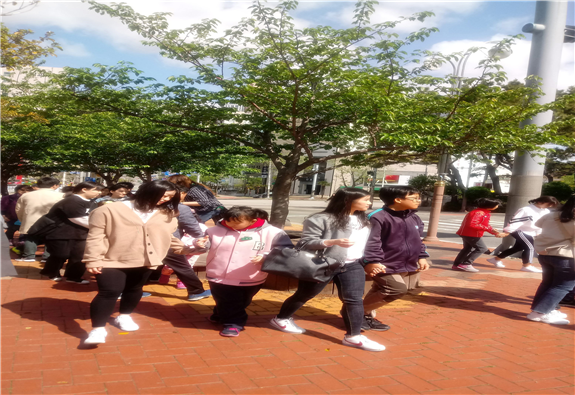 2017학년도 동아리행사(발달장애 아동과 함께 꽃길 걷기 대회)